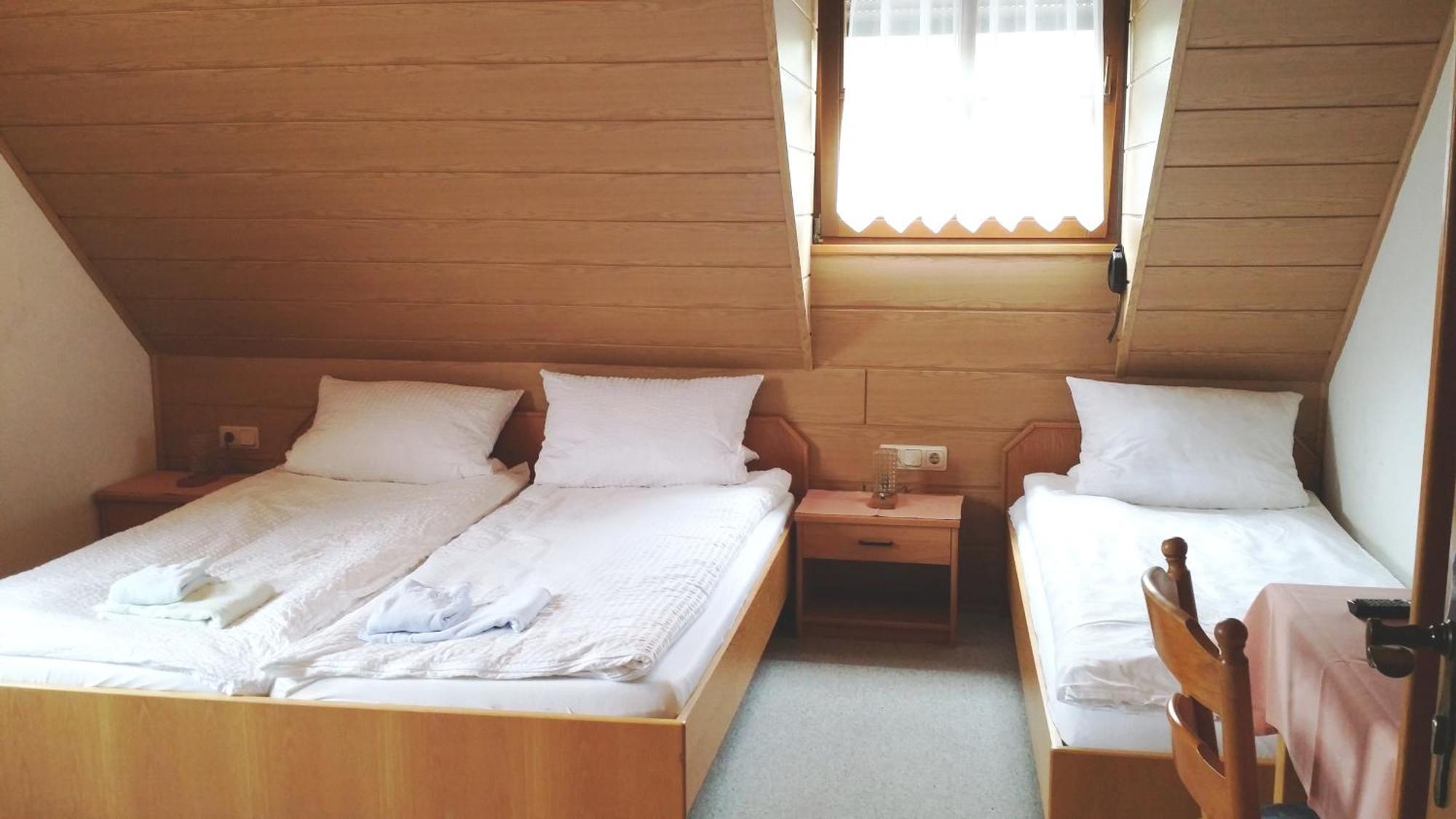 Landgasthof Zum Hirschen Hafenlohr Zimmer foto